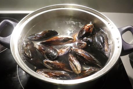 Mejillones con salsa de tomate picante