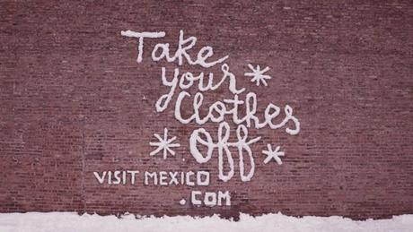 Graffitis con nieve para promocionar México como destino turístico
