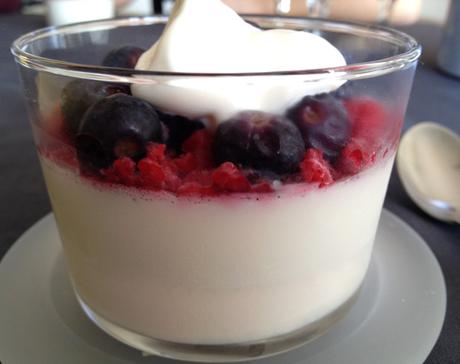 recetas tipo pudding recetas rápidas recetas italianas postres recetas faciles recetas delikatissen recetas caseras vasitos postres postres delikatissen Panna cotta con frambuesas y arándanos 