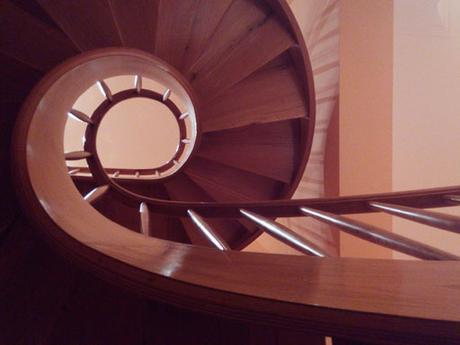 AL DETALLE: DISEÑO DE ESCALERA POR A-CERO, PARA UN INTERIORISMO EN LA CAPITAL.