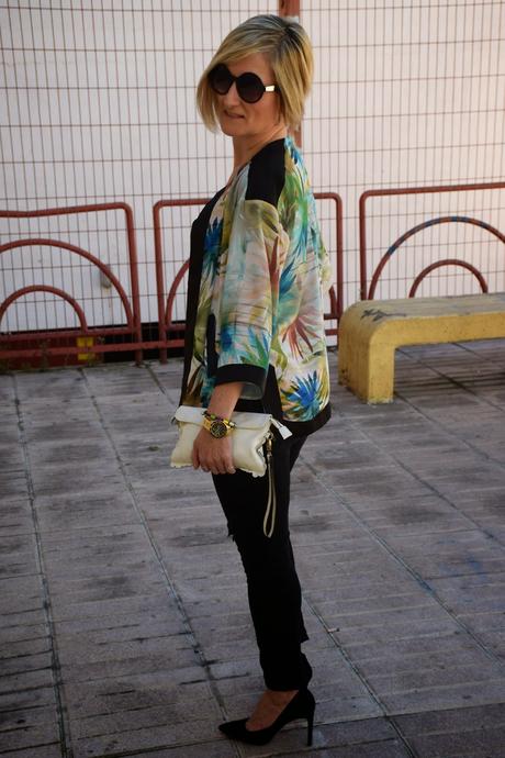 look de diseneitorforever con kimono de estampado tropical y ripped jeans