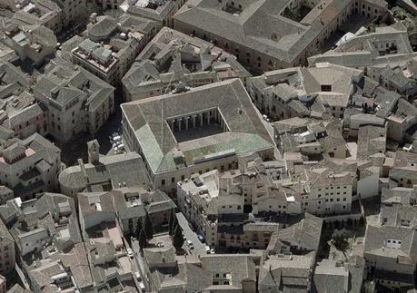 Tejas vidriadas en la cubierta del Edificio Lorenzana, Toledo