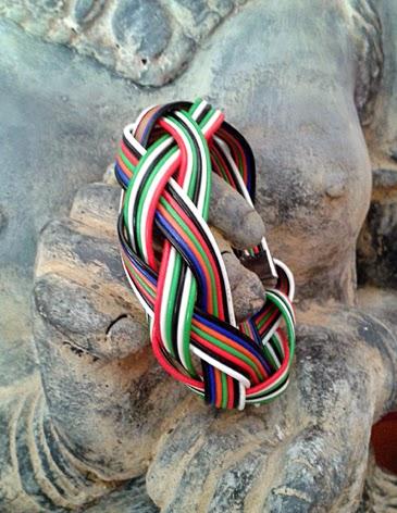 Pulsera trenzada con cables multicolores reciclados