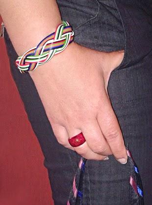 Pulsera trenzada con cables multicolores reciclados