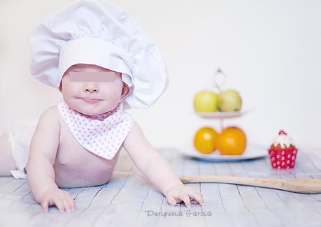 Una pequeña cocinera y su perro