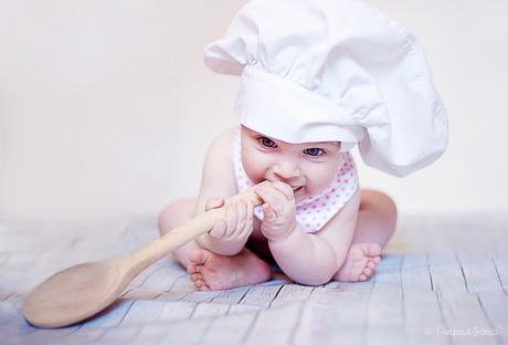 Una pequeña cocinera y su perro