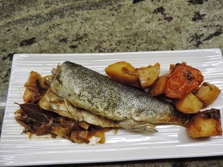 Asado de lubina, patatas, cebolla y tomate en olla programable.