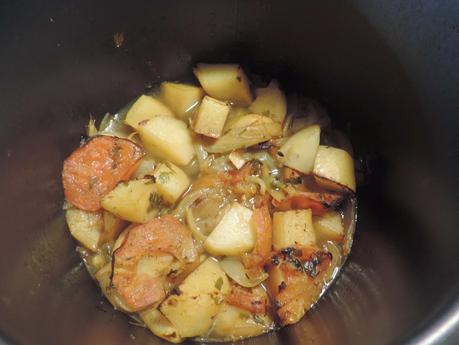 Asado de lubina, patatas, cebolla y tomate en olla programable.