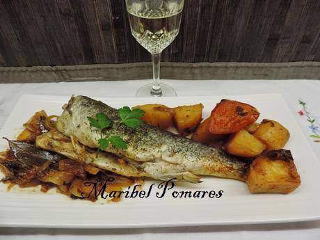 Asado de lubina, patatas, cebolla y tomate en olla programable.