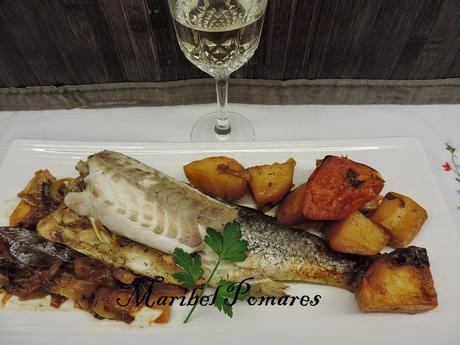 Asado de lubina, patatas, cebolla y tomate en olla programable.