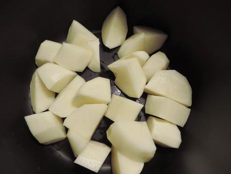 Asado de lubina, patatas, cebolla y tomate en olla programable.