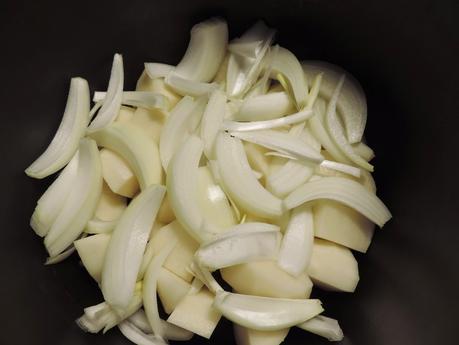 Asado de lubina, patatas, cebolla y tomate en olla programable.