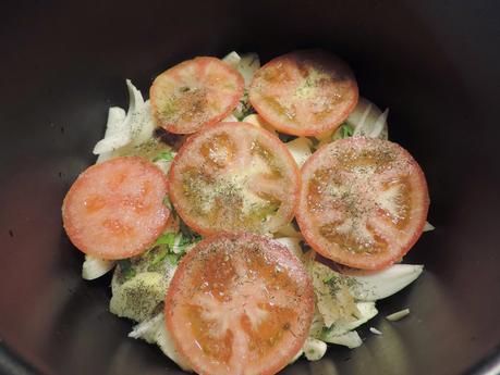 Asado de lubina, patatas, cebolla y tomate en olla programable.