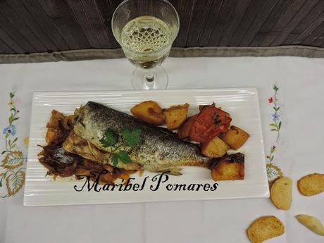 Asado de lubina, patatas, cebolla y tomate en olla programable.