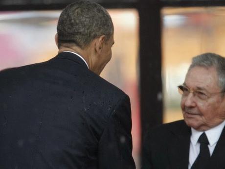 Al teléfono Raúl Castro y Barack Obama en VII Cumbre de Panamá