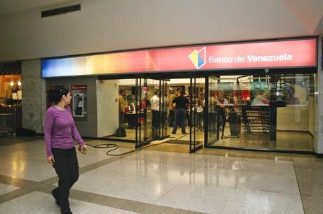 La Banca Pública será la única autorizada para tramitar divisas. ¿Que pasará con aquellos venezolanos que no posean Tarjeta de Crédito en la Banca Pública?