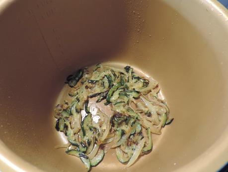 Montaditos o pinchos de tortilla de patata, cebolla, calabacin, salmón ahumado, tomate, lechuga y col lombarda.