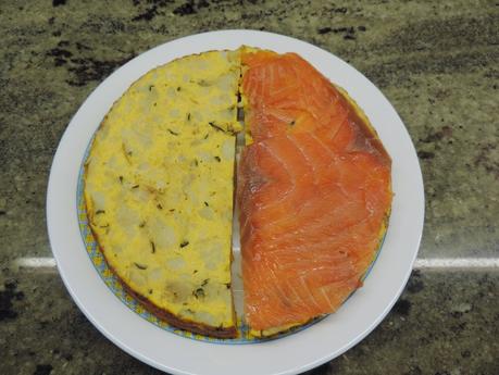 Montaditos o pinchos de tortilla de patata, cebolla, calabacin, salmón ahumado, tomate, lechuga y col lombarda.