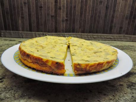 Montaditos o pinchos de tortilla de patata, cebolla, calabacin, salmón ahumado, tomate, lechuga y col lombarda.