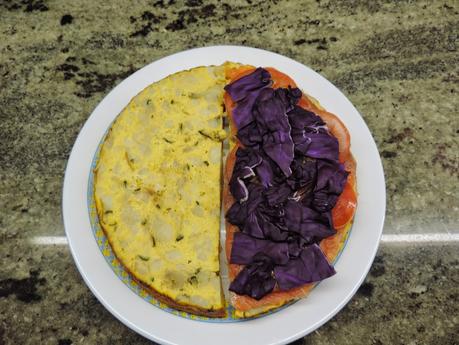 Montaditos o pinchos de tortilla de patata, cebolla, calabacin, salmón ahumado, tomate, lechuga y col lombarda.