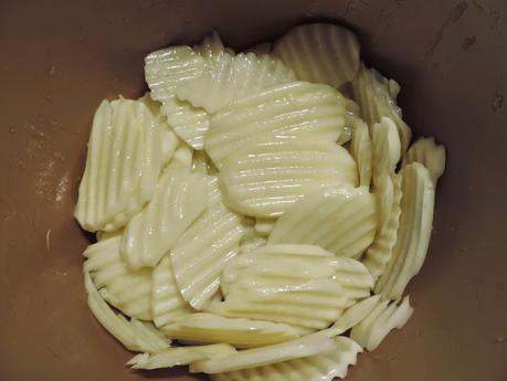 Montaditos o pinchos de tortilla de patata, cebolla, calabacin, salmón ahumado, tomate, lechuga y col lombarda.