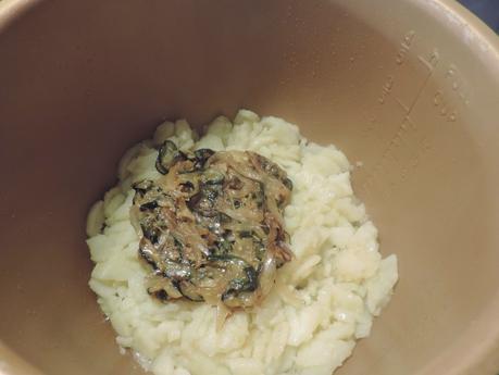 Montaditos o pinchos de tortilla de patata, cebolla, calabacin, salmón ahumado, tomate, lechuga y col lombarda.