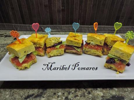 Montaditos o pinchos de tortilla de patata, cebolla, calabacin, salmón ahumado, tomate, lechuga y col lombarda.