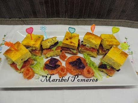Montaditos o pinchos de tortilla de patata, cebolla, calabacin, salmón ahumado, tomate, lechuga y col lombarda.