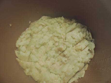 Montaditos o pinchos de tortilla de patata, cebolla, calabacin, salmón ahumado, tomate, lechuga y col lombarda.