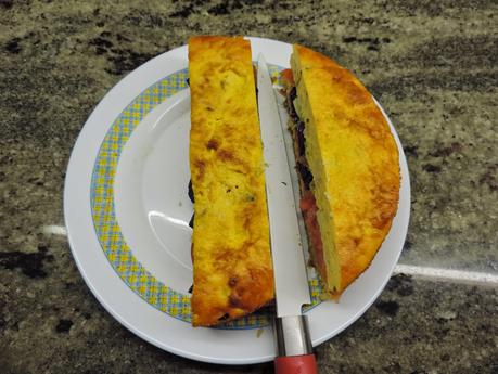 Montaditos o pinchos de tortilla de patata, cebolla, calabacin, salmón ahumado, tomate, lechuga y col lombarda.
