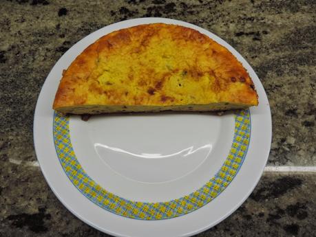 Montaditos o pinchos de tortilla de patata, cebolla, calabacin, salmón ahumado, tomate, lechuga y col lombarda.