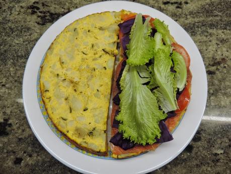 Montaditos o pinchos de tortilla de patata, cebolla, calabacin, salmón ahumado, tomate, lechuga y col lombarda.