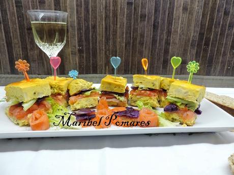 Montaditos o pinchos de tortilla de patata, cebolla, calabacin, salmón ahumado, tomate, lechuga y col lombarda.