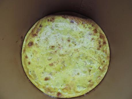 Montaditos o pinchos de tortilla de patata, cebolla, calabacin, salmón ahumado, tomate, lechuga y col lombarda.