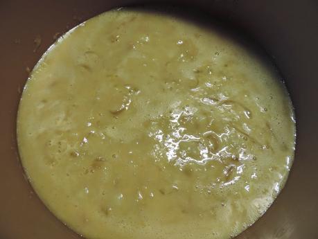 Montaditos o pinchos de tortilla de patata, cebolla, calabacin, salmón ahumado, tomate, lechuga y col lombarda.