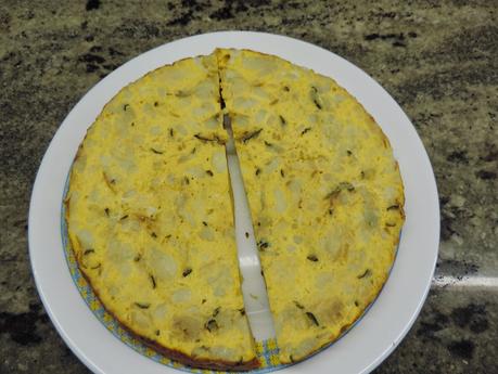 Montaditos o pinchos de tortilla de patata, cebolla, calabacin, salmón ahumado, tomate, lechuga y col lombarda.