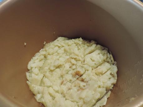 Montaditos o pinchos de tortilla de patata, cebolla, calabacin, salmón ahumado, tomate, lechuga y col lombarda.