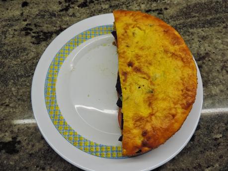 Montaditos o pinchos de tortilla de patata, cebolla, calabacin, salmón ahumado, tomate, lechuga y col lombarda.