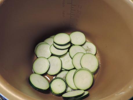 Montaditos o pinchos de tortilla de patata, cebolla, calabacin, salmón ahumado, tomate, lechuga y col lombarda.