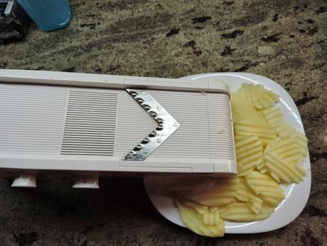 Montaditos o pinchos de tortilla de patata, cebolla, calabacin, salmón ahumado, tomate, lechuga y col lombarda.