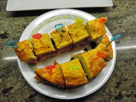 Montaditos o pinchos de tortilla de patata, cebolla, calabacin, salmón ahumado, tomate, lechuga y col lombarda.