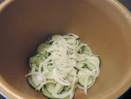 Montaditos o pinchos de tortilla de patata, cebolla, calabacin, salmón ahumado, tomate, lechuga y col lombarda.