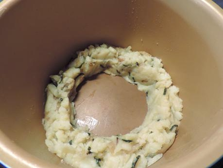 Montaditos o pinchos de tortilla de patata, cebolla, calabacin, salmón ahumado, tomate, lechuga y col lombarda.