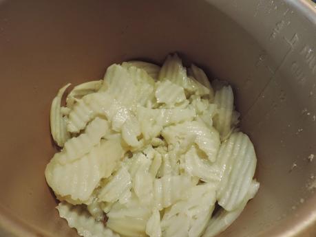 Montaditos o pinchos de tortilla de patata, cebolla, calabacin, salmón ahumado, tomate, lechuga y col lombarda.