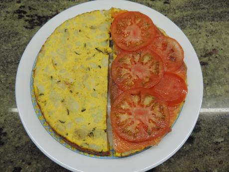 Montaditos o pinchos de tortilla de patata, cebolla, calabacin, salmón ahumado, tomate, lechuga y col lombarda.