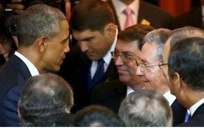 Saludo y diálogo cordial entre Obama y Raul en Panamá.