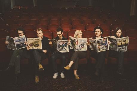 Belle & Sebastian nos sorprenden con un curioso tema de 1998 titulado ‘Paper Boat’