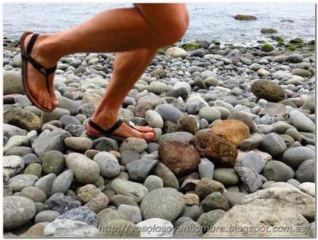 Corriendo con sandalias por las piedras