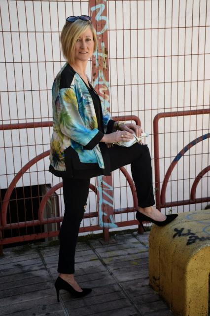 KIMONO CON ESTAMPADO TROPICAL