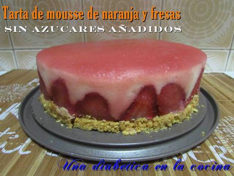 Tarta de mousse de naranja con gelatina de fresa y base de galletas sin azúcares añadidos